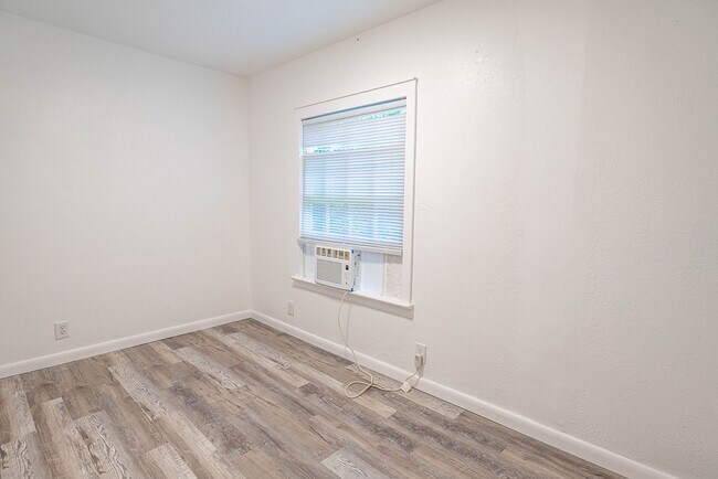 Building Photo - 1118 Louise Dr