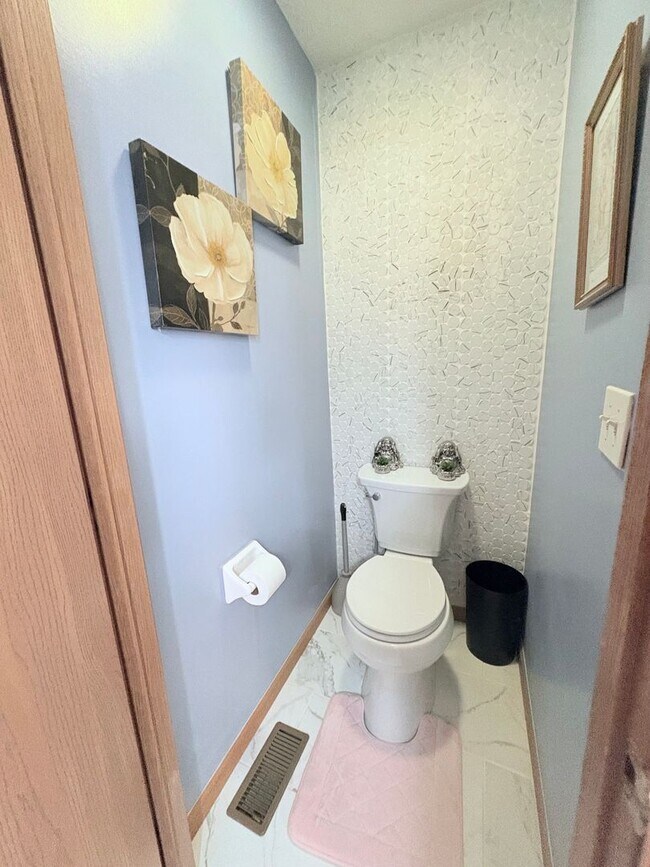 Building Photo - Furnished 4BR 2 BA Home w/ Covered Patio in Groveport!