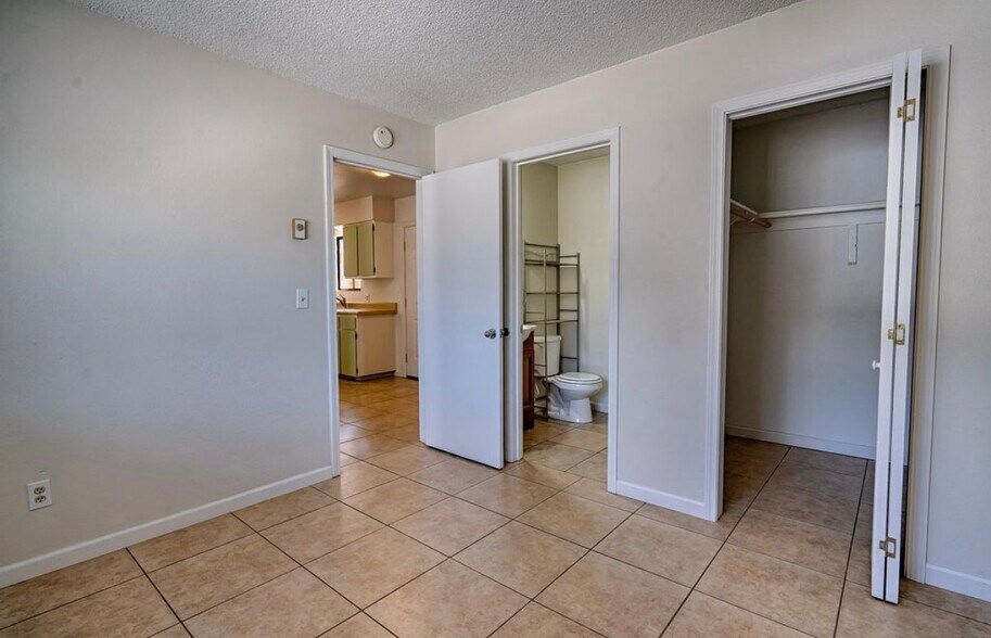 Building Photo - 676 E Zuni Dr