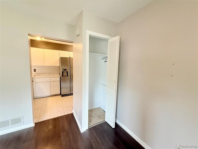 Building Photo - 1550 Meadowside Dr