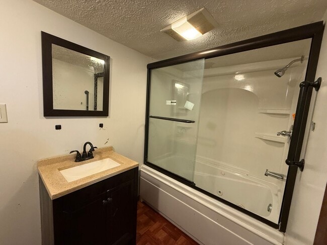Building Photo - Three Bedroom Two Bath Home in Huntington