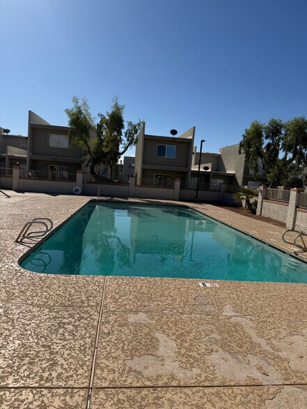 Building Photo - 2826 E Marconi Ave