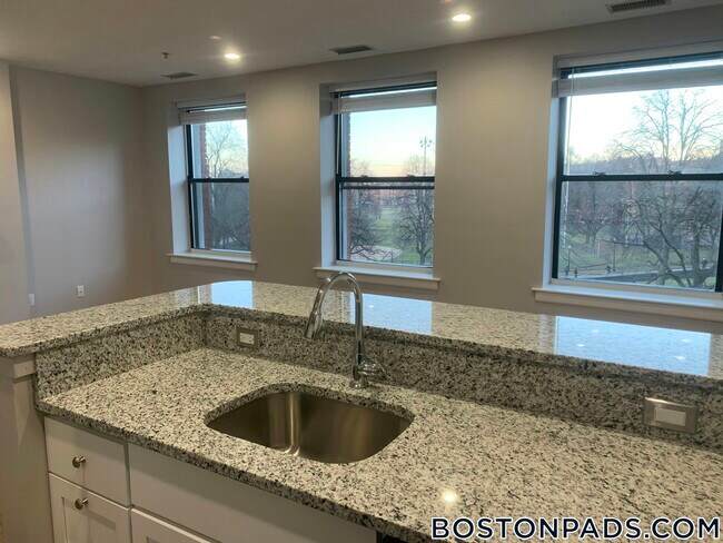Building Photo - 140 Boylston St