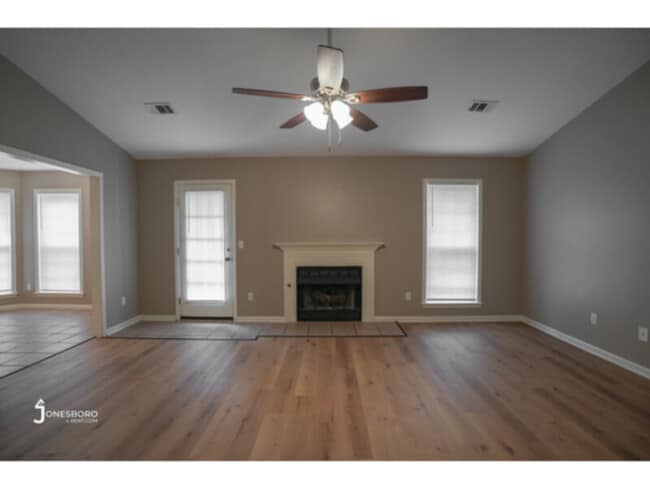 Building Photo - 2221 Sheffield: 4BR 2BA House!
