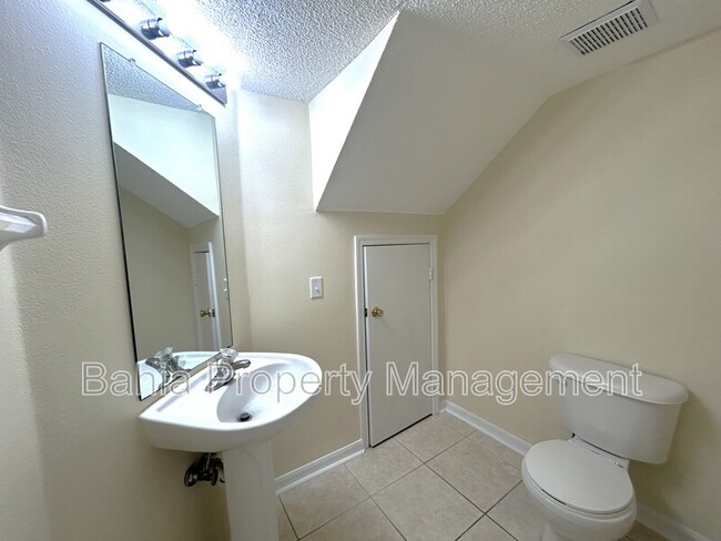 Building Photo - 7326 E Bank Dr