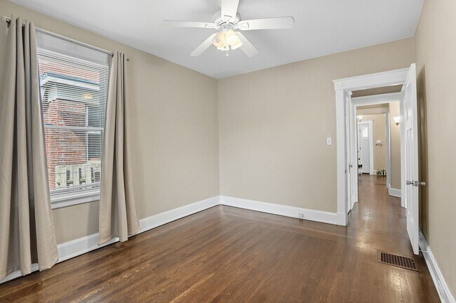 Building Photo - 6 Bed/3 Bath Remodeled Hyde Park Home w/Ce...