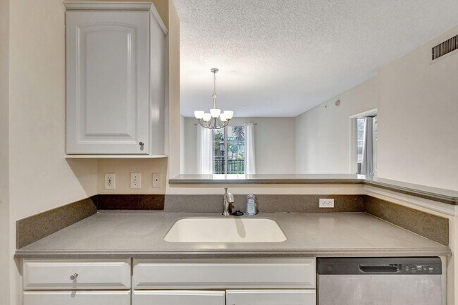 Building Photo - 780 S Sapodilla Ave