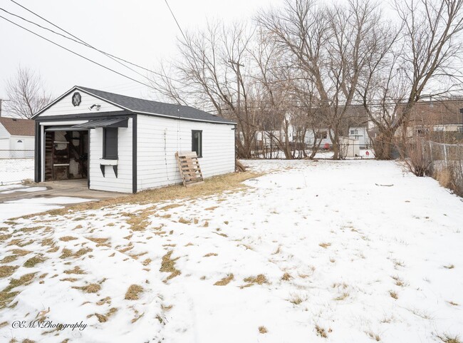 Building Photo - Two bedroom updated ranch