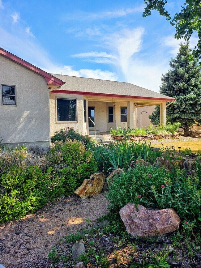 Building Photo - ALL PROSPECTIVE TENANTS MUST SUBMIT A $58 ...