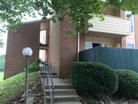 Building Photo - Newly renovated Unit Close to Downtown!