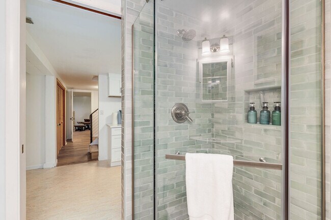 Building Photo - 3177 NE 84th St