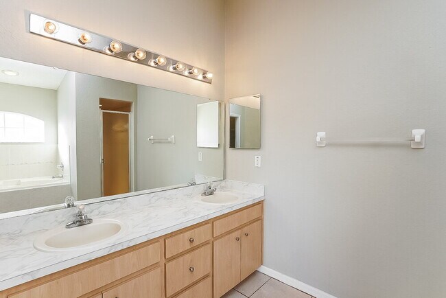 Building Photo - 827 Summer Glen Dr