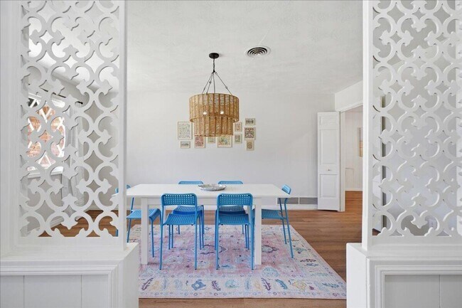 Building Photo - Charming one-of-a-kind 4 Bedroom Home