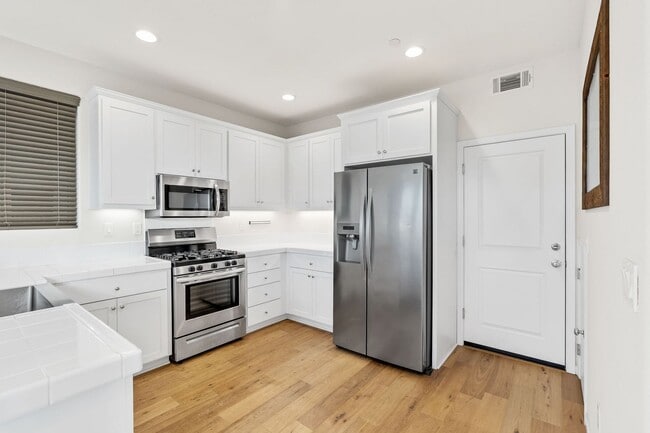Building Photo - 2 bed 2.5 bath + Bonus Room Newer Construction Home Available Now!