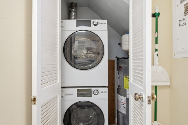 Building Photo - Two-Bedroom Townhouse Near Bus Line – Pet Friendly