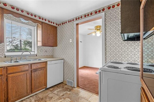 Building Photo - 105 5th Ave