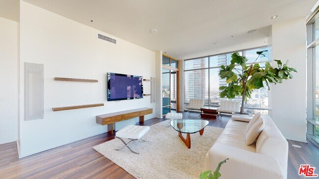 Building Photo - 1100 S Hope St