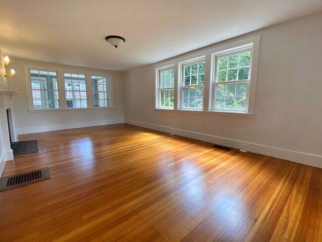 Building Photo - 97 Edgebrook Rd