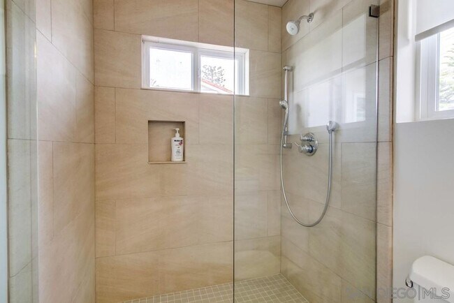 Building Photo - 657 Westbourne St