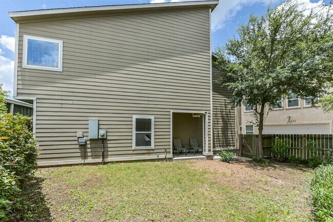 Building Photo - 242 Lenox St