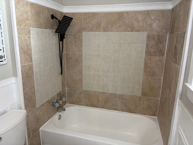 Building Photo - 5530 Lakefield Dr