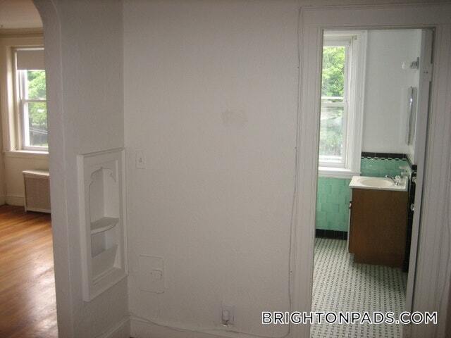 Building Photo - 2045 Commonwealth Ave