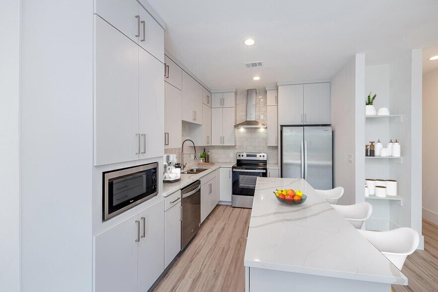 Building Photo - Modern Munger Place townhome with city sky...