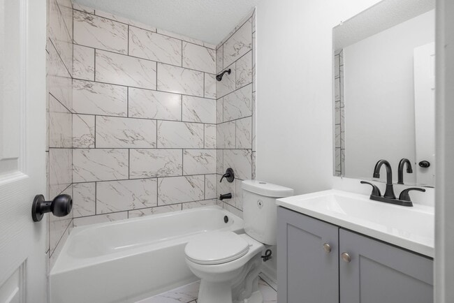 Building Photo - 3 bedroom, 2 bath recently updated in Horn...