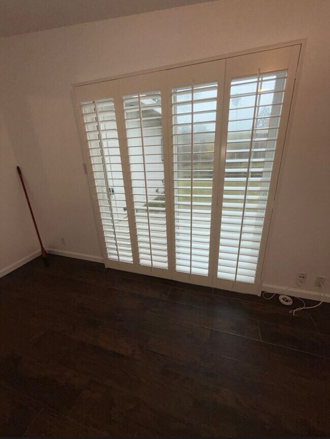 Building Photo - Beautifully Updated 3 Bed, 2 Bath House