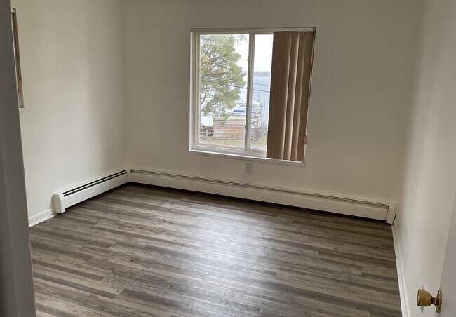 Building Photo - 719 E Walled Lake Dr