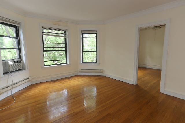 Building Photo - 1130 W Oakdale Ave