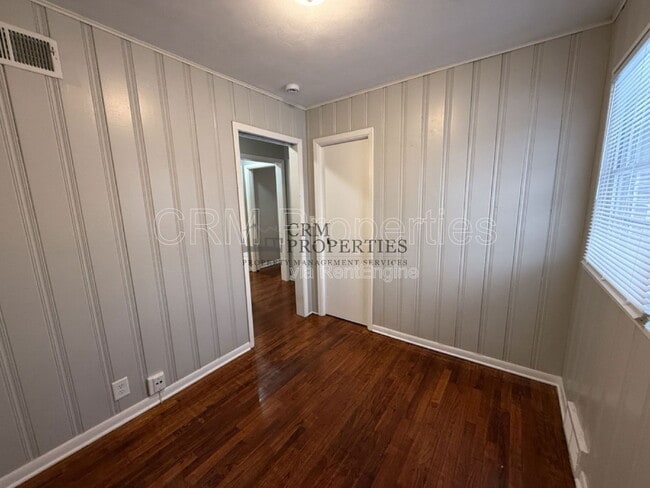 Building Photo - 513 James Dr