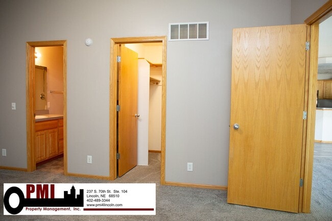 Building Photo - 3 Bedroom and 3 Bathroom Duplex. Available...