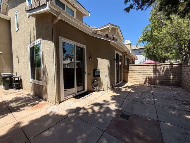 Building Photo - Beautifully Updated End-Unit Townhome in Valencia's Montana Community — No Rear Neighbors!
