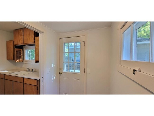 Building Photo - 2335 Hemlock Ln N