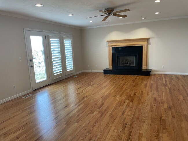 Building Photo - 6 Bedroom/3.2 Bath Home For Rent in Sandy