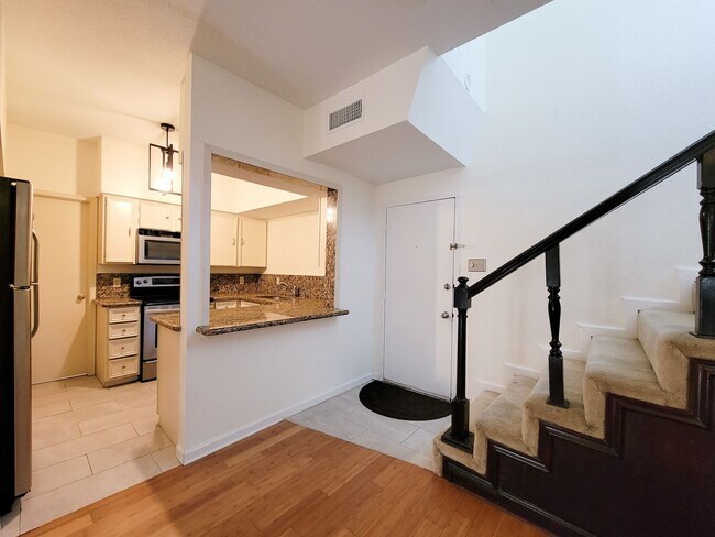 Building Photo - BEAUTIFUL UPDATED 2 BEDROOM 2 BATH CONDO. ...