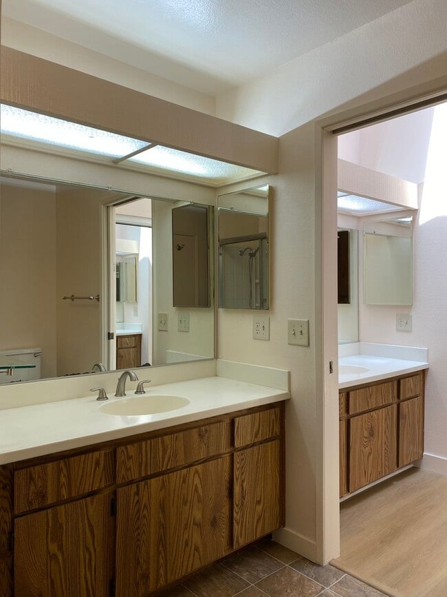 Building Photo - Irvine: 2-story townhome with attached 2 c...