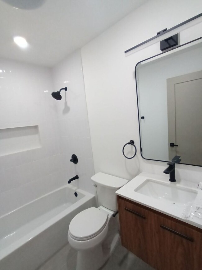 Building Photo - Newly Renovated 2BD/1BA in Fairhill - Avai...