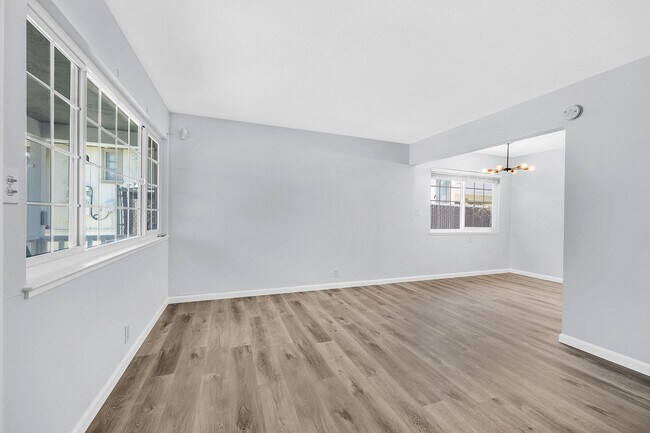 Building Photo - 3042 Maple Ave