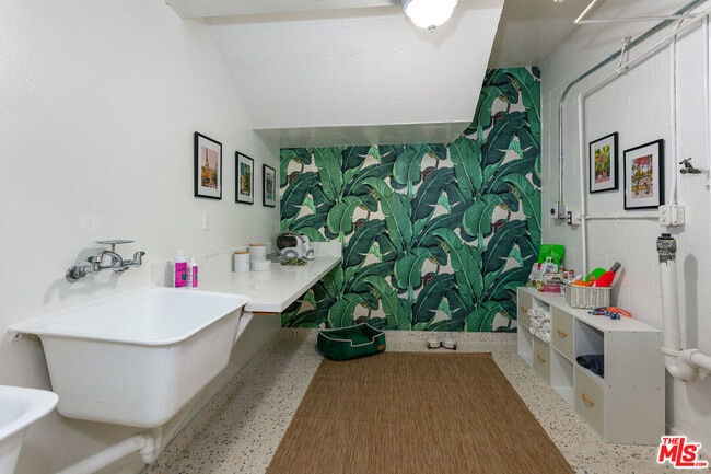 Building Photo - 301 Rexford Dr