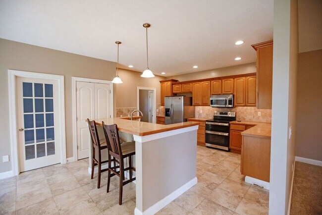 Building Photo - 3 Bed (with 4th bed potential downstairs),...