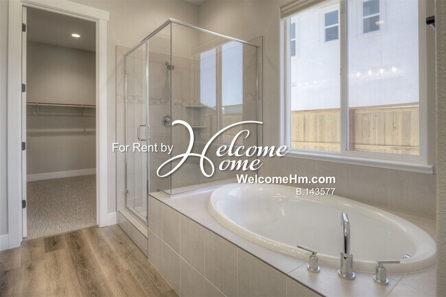 Building Photo - 262 Commodore Dr