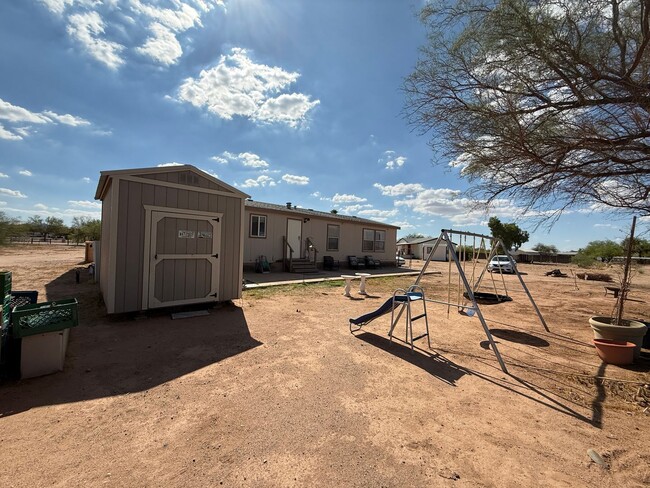 Building Photo - Charming 3-bedroom, 2-bathroom manufacture...