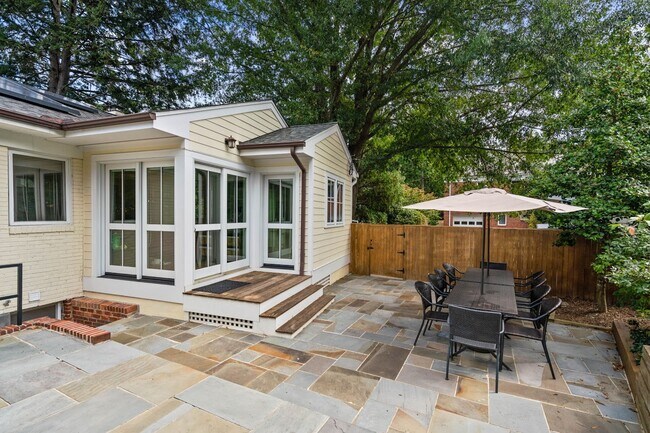 Building Photo - 5191 Linnean Terrace NW