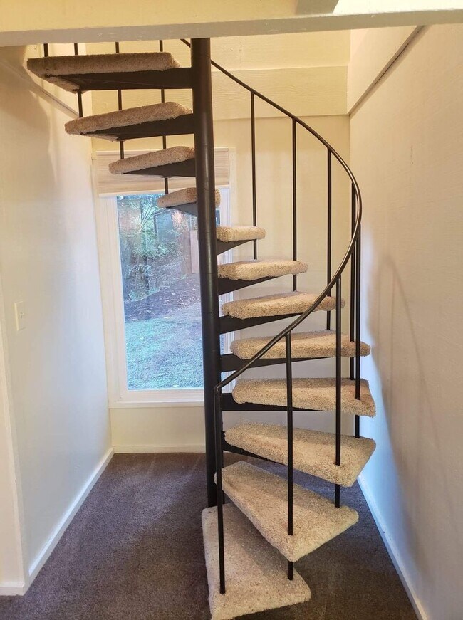 Building Photo - Move in Ready 1 Bed/1Bath in Clearwood with detached 2 car garage!