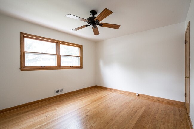 Building Photo - Spacious 3 Bedroom 1Bath Lower Duplex in P...