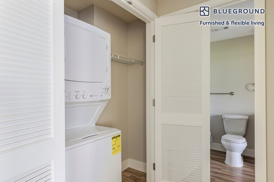 Building Photo - 555 San Antonio Rd