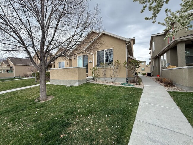 Building Photo - 3 Bedroom Townhome in Stansbury Park