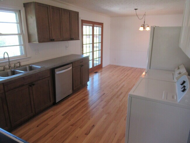 Building Photo - Charming 3-Bedroom Brick Home for Rent on the West Side of Lincolnton!